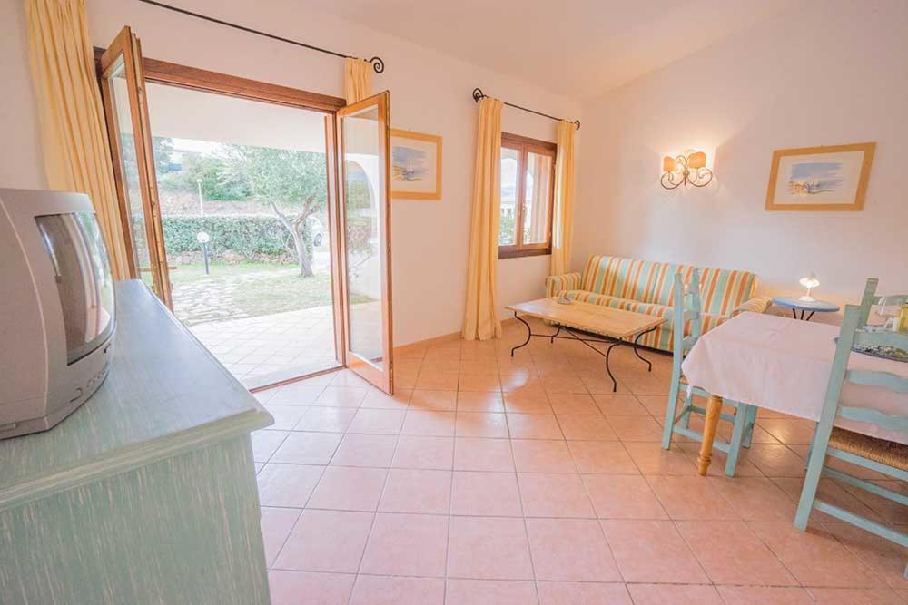 Residence Baia Sant Anna Con Piscina Танаунелла Экстерьер фото