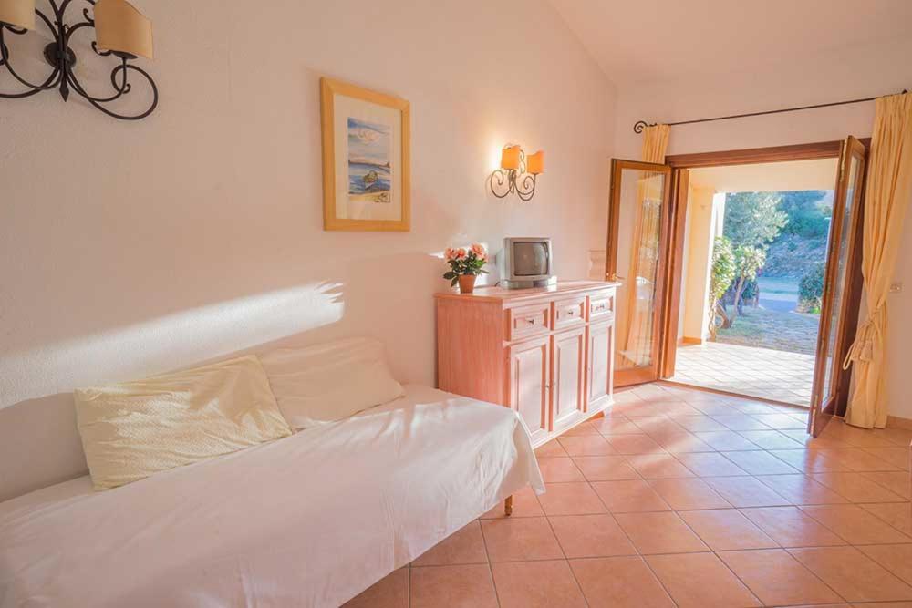 Residence Baia Sant Anna Con Piscina Танаунелла Экстерьер фото